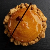 Maža obuolių - riešutų ir karamelės skonio tartaletė.😍🍏
.
.
.
.
.
#Minordija #ForBalticProfessionals #Baker #eMinordija #delicious #fillings #Irca  #caramel #nuts #tart #karamelė #caramel #desert #pastrychef #black #shades #sweets #desertai #gardu #desertai #cream #tiramisu #caramel #blueberry